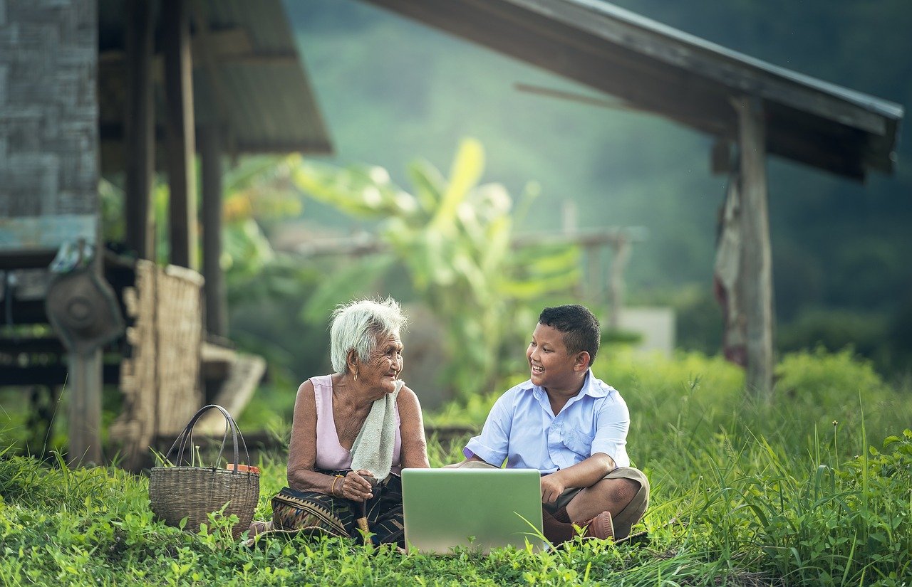 grandmother, kids, laptop-1822560.jpg